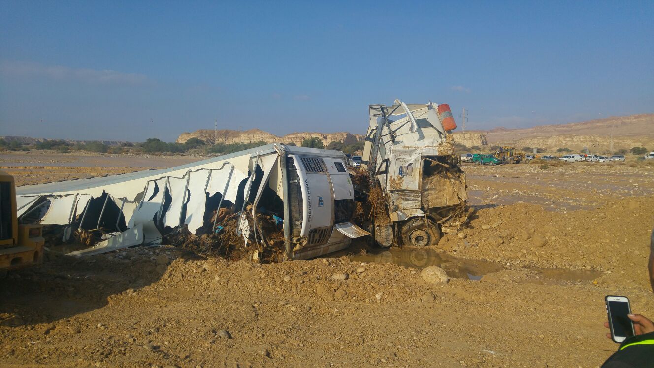המשאית שנסחפה (צילום רשת)